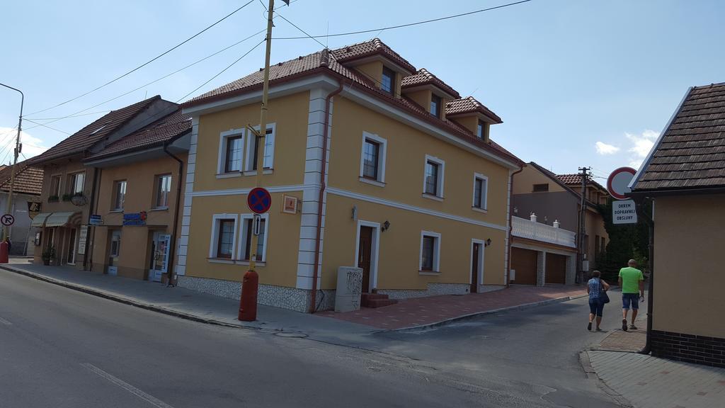 בויניצה Penzion Galeria מראה חיצוני תמונה